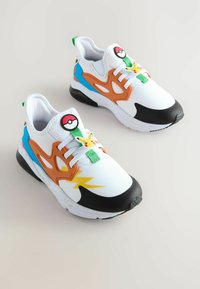 Hvide sneakers med blå og orange accenter, sort sål, med et Pokéball logo og Pikachu detalje på snørebåndene, tekstureret overdel.
