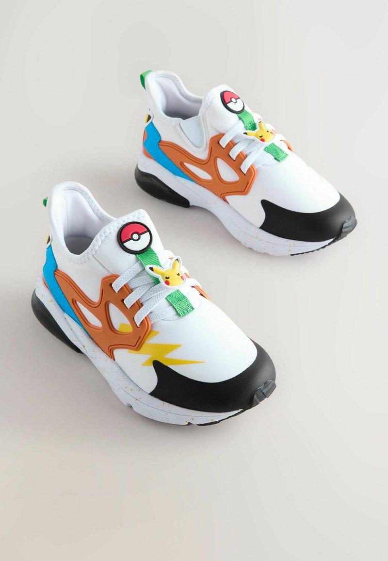Hvide sneakers med blå og orange accenter, sort sål, med et Pokéball logo og Pikachu detalje på snørebåndene, tekstureret overdel.