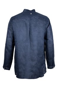 Navyblauw linnen shirt met lange mouwen, een knoopkraag en een enkele knoop aan de achterkant. Heeft een subtiele textuur en zijsplitten.