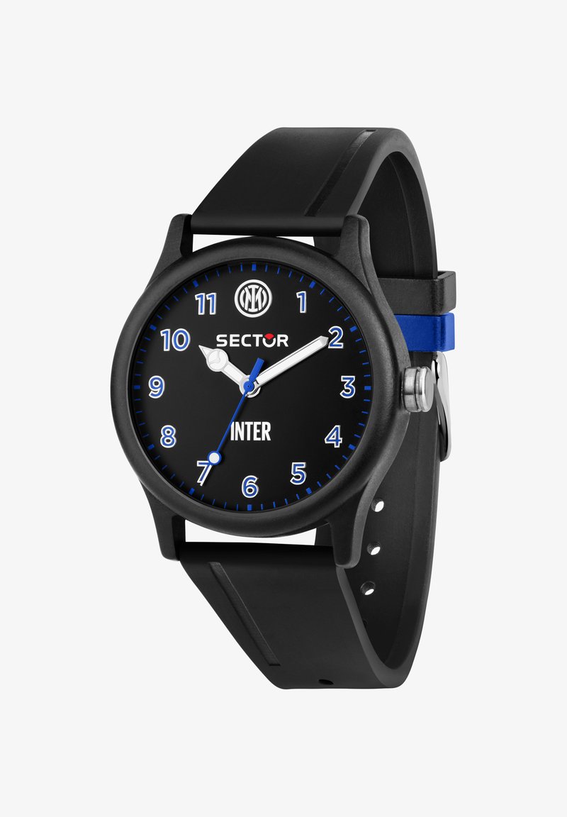 Orologio nero con quadrante rotondo, dettagli blu, lancette bianche e grandi numeri. Dotato di un bracciale in silicone e un design semplice.