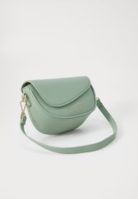 Borsa verde realizzata in materiale liscio, con una patta pieghevole, forma curva, hardware dorato e tracolla regolabile. Logo "VALENTINO" in rilievo.