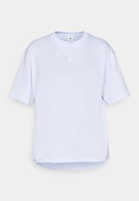 Bílé sportovní tričko s krátkým rukávem z síťoviny s malým bílým logem Jumpman umístěným centrálně pod límečkem.