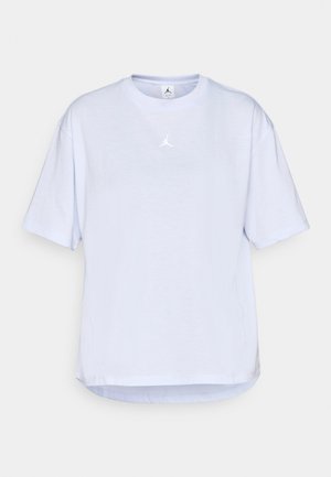 Hvit kortermet mesh sportstrøye med en liten hvit Jumpman-logo sentrert under kragen.