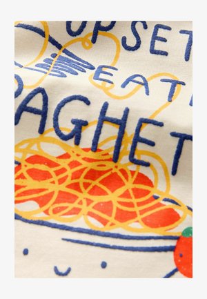 Bestickter Baumwollstoff mit einer bunten Illustration von Spaghetti in Gelb und Rot, mit fettgedrucktem blauen Text "UPSET EATING SPAGHETTI."