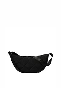 Černá prošívaná crossbody taška s zakřiveným tvarem, nastavitelným popruhem, černým zipem a texturovaným povrchem. Kompaktní design pro snadné nošení.