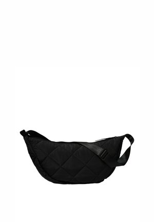 Černá prošívaná crossbody taška s zakřiveným tvarem, nastavitelným popruhem, černým zipem a texturovaným povrchem. Kompaktní design pro snadné nošení.
