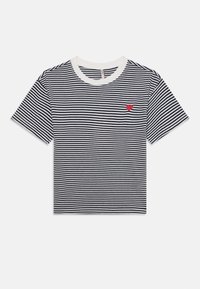 T-shirt en coton avec des rayures verticales bleu marine et blanches, encolure ronde blanche et un petit cœur rouge brodé sur la poitrine gauche.