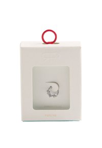 Srebrny stalowy kolczyk w kształcie obręczy wyeksponowany w białym pudełku z przezroczystym okienkiem i czerwonym zawieszeniem na górze.