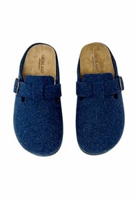 Un paio di zoccoli in feltro blu navy con cinturini regolabili e suole interne imbottite color sabbia, marca Grünland, mostrati dall'alto su uno sfondo bianco.