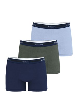 Trois paires de boxers pour hommes en bleu marine, vert olive et bleu clair, chacun avec une ceinture foncée estampillée "Eminence".