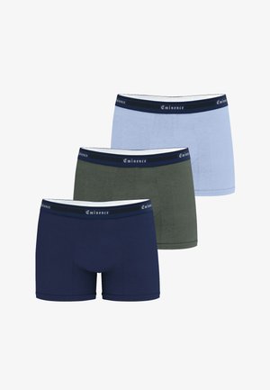 Trois paires de boxers pour hommes en bleu marine, vert olive et bleu clair, chacun avec une ceinture foncée estampillée "Eminence".