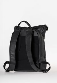 Zaino nero realizzato in pelle sintetica e tessuto. Presenta spallacci imbottiti, chiusura a rotolo e design minimalista.