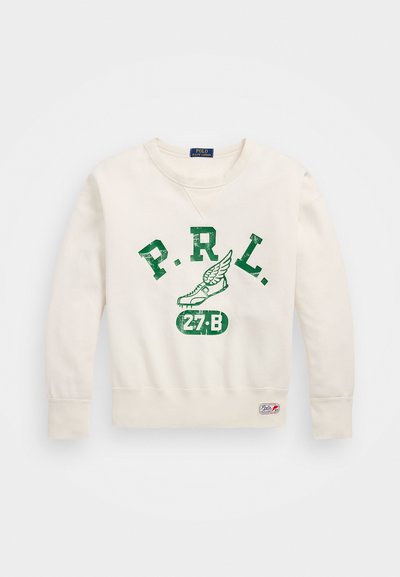 Κρέμα φούτερ με πράσινη γραφική απεικόνιση που αναγράφει "P.R.L." και σχέδιο παπουτσιού, με ριμπ μανίκια και κομμένο κάτω μέρος, καθώς και μικρό λογότυπο στο κάτω μέρος.