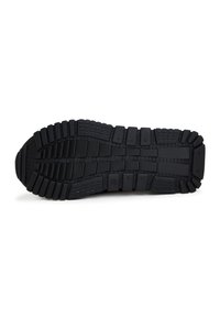 Semelle de chaussure en caoutchouc noire avec des rainures profondes et des motifs rectangulaires conçus pour la traction et la durabilité.