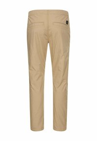 Beige Chinos aus einem glatten, leichten Stoff. Mit flachem Bund, zwei hinteren Taschen und einem schmalen, geraden Schnitt.