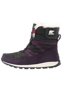 Lila und schwarze wasserdichte Stiefel mit Kunstfellkragen, elastischen Riemen, strukturiertem Obermaterial und weißer Zwischensohle; strapazierfähige Gummisohle mit Profil.