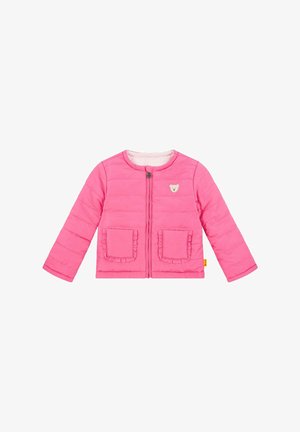 Chaqueta acolchada rosa con mangas largas, cierre de cremallera, dos bolsillos frontales con bordes rizados y un parche con la cara de un oso en el pecho.