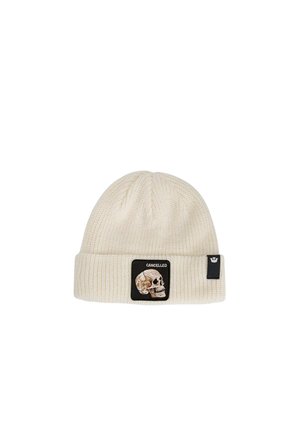 Crème rib gebreide beanie met een omgeslagen rand, voorzien van een patch met een schedel en het woord "CANCELLED" aan de voorkant.