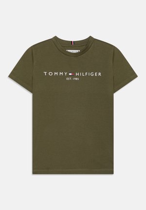 Olive zöld pamut póló rövid ujjakkal, elöl fehér színű "TOMMY HILFIGER" felirattal és logóval. Kerek nyakkivágású dizájn.