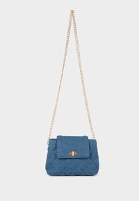 Borsa a tracolla in tessuto blu trapuntato con fascia a catena dorata e chiusura a calamita. Forma rettangolare con patta e texture sottile.