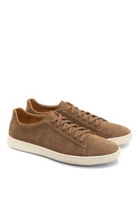 Braune Wildledersneaker mit Schnürsenkeln, runder Zehenpartie und kontrastierender beigefarbener Gummisohle. Glatte Textur und minimalistisches Design.