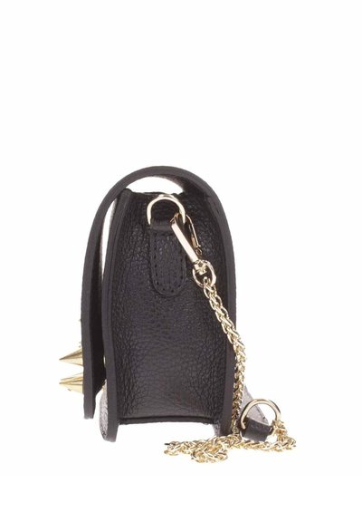 Borsa a tracolla nera in pelle con superficie testurizzata, tracolla in catena dorata e punte metalliche sulla parte inferiore. Design compatto e unico.
