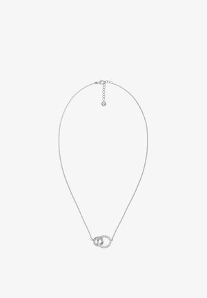 Sudraba ķēdes kaklarota ar divām savstarpēji savienotām gredzeniem, viens gluds un otrs rotāts ar akmeņiem, ar omāļu atloku un pagarinājuma ķēdīti.