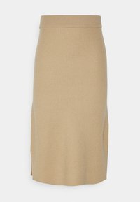 Beige stickad midikjol med en åtsittande midja och sidofickor, med ett texturerat ribbat mönster och en rak silhuett.