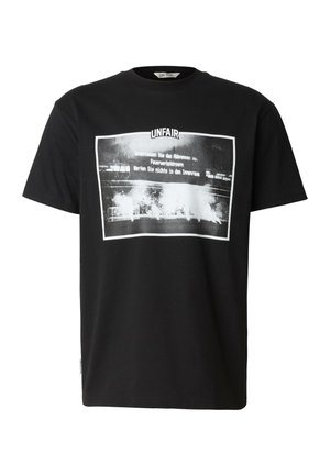 Czarny t-shirt z krótkim rękawem z białym prostokątnym nadrukiem przedstawiającym zamgloną scenę stadionu oraz niemieckim napisem pod słowem "UNFAIR".