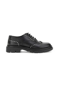Zwarte leren schoenen met decoratieve perforaties, metalen studs en een chunky rubberen zool. Ronding aan de neus en een traditionele vetersluiting.