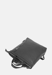 Svart läder tote-väska med en jämn textur, med ett blixtlås på toppen och två handtag. Inkluderar en ficka med blixtlås på framsidan för förvaring.