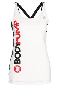Haut de sport blanc sans manches avec bretelles noires, texte "BODY PUMP" noir et rouge à la verticale sur le côté gauche, et petit logo Reebok gris sur la poitrine droite.