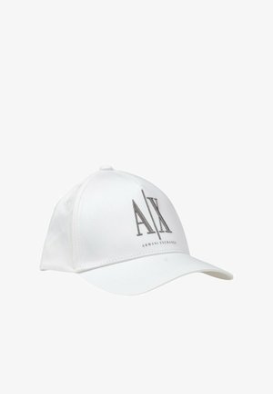 Gorra blanca de béisbol hecha de tela con visera curva. Presenta un logo gris 'A|X' y el texto 'Armani Exchange' en la parte frontal.