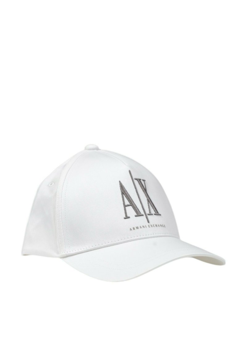 Gorra blanca de béisbol hecha de tela con visera curva. Presenta un logo gris 'A|X' y el texto 'Armani Exchange' en la parte frontal.