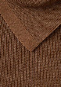 Tissu tricoté brun côtelé avec un col lisse et plié. La texture semble douce avec un motif uniforme de lignes verticales.