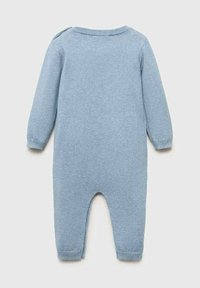 Svetlomodrý pletený detský overál s dlhými rukávmi, okrúhlym výstrihom a otvoreným spodkom pre jednoduché obliekanie a vyzliekanie.