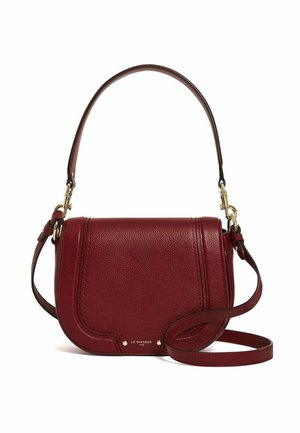 Petit sac à bandoulière en cuir bordeaux avec fermeture à rabat, deux sangles réglables et détails en métal doré.