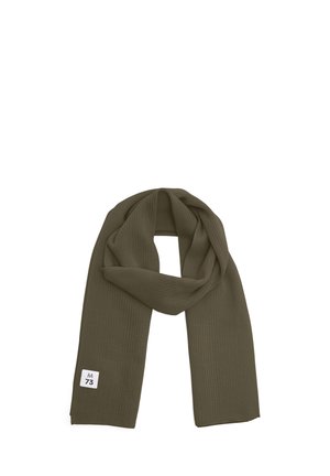 Olivengrøn strikket tørklæde foldet, med et lille hvidt rektangulært mærke med "73" og et stiliseret bogstav "M" i den ene ende.