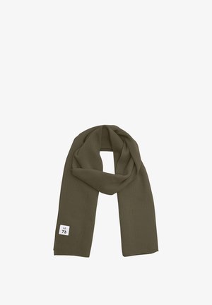 Eșarfă tricotată de culoare verde măslin, pliată, având un mic etichete albă rectangulară cu „73” și o literă „M” stilizată la un capăt.