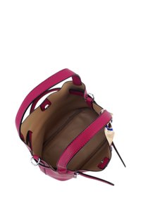 Ronde handtas in gestructureerd fuchsia leer met twee dunne hengsels, open bovenkant en een beige interieur dat een stoffen voering in het midden toont.