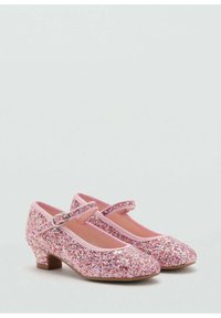 Zapatos Mary Jane de brillantina rosa con un tacón bajo. Cuentan con una correa con una hebilla redonda y un forro suave rosa. Textura brillante en toda su superficie.