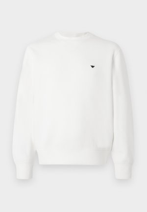 Sweatshirt branca com decote redondo, punhos canelados e um pequeno logótipo preto no peito. Feita com tecido macio, apresentando uma textura suave.