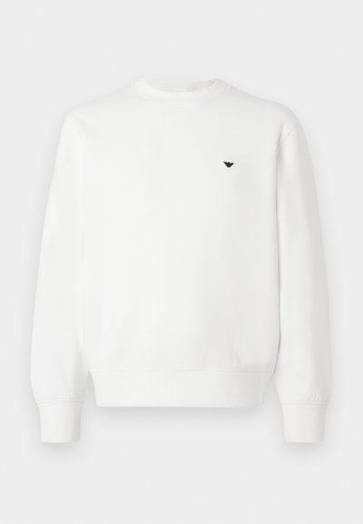 Λευκό φούτερ με στρογγυλή λαιμόκοψη, ριμπ μανσέτες και μικρό μαύρο λογότυπο στο στήθος. Κατασκευασμένο από μαλακό ύφασμα, με ομαλή υφή.