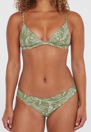 Bikini verde a fantasia con coppe triangolari e slip a banda larga. Il tessuto presenta un design testurizzato con dettagli bianchi.