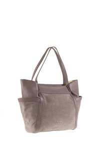 Borsa tote in pelle e suede marrone con due manici lunghi, tasche laterali e dettagli dorati sul davanti. Finitura morbida e texturizzata.