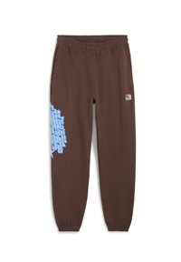 Hnedé jogger nohavice s elastickým pásom, s modrým grafickým textom na ľavej nohe a malou nášivkou loga na pravej strane.