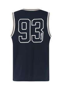 Tmavomodrý bezrukávový dres z sieťoviny. Obsahuje biele detaily s veľkým číslom "93" a logom "PROTEST" na chrbte.