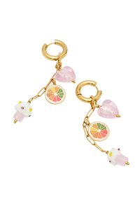 Złote kolczyki w kształcie obręczy z różowym serduszkiem, polimerowym babeczką i plasterkiem cytryny, połączone delikatnym łańcuszkiem.
