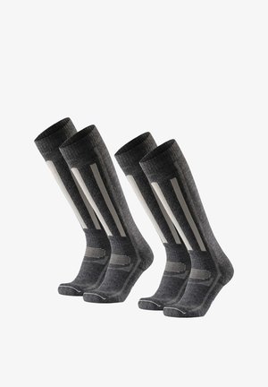 Harmaat sukat, joissa on teksturoitu kuvio, ja valkoisia pystysuoria raitoja. Polvenpituiset, vahvistetuilla varpailla ja kantapäillä. Mukana kaksi paria.