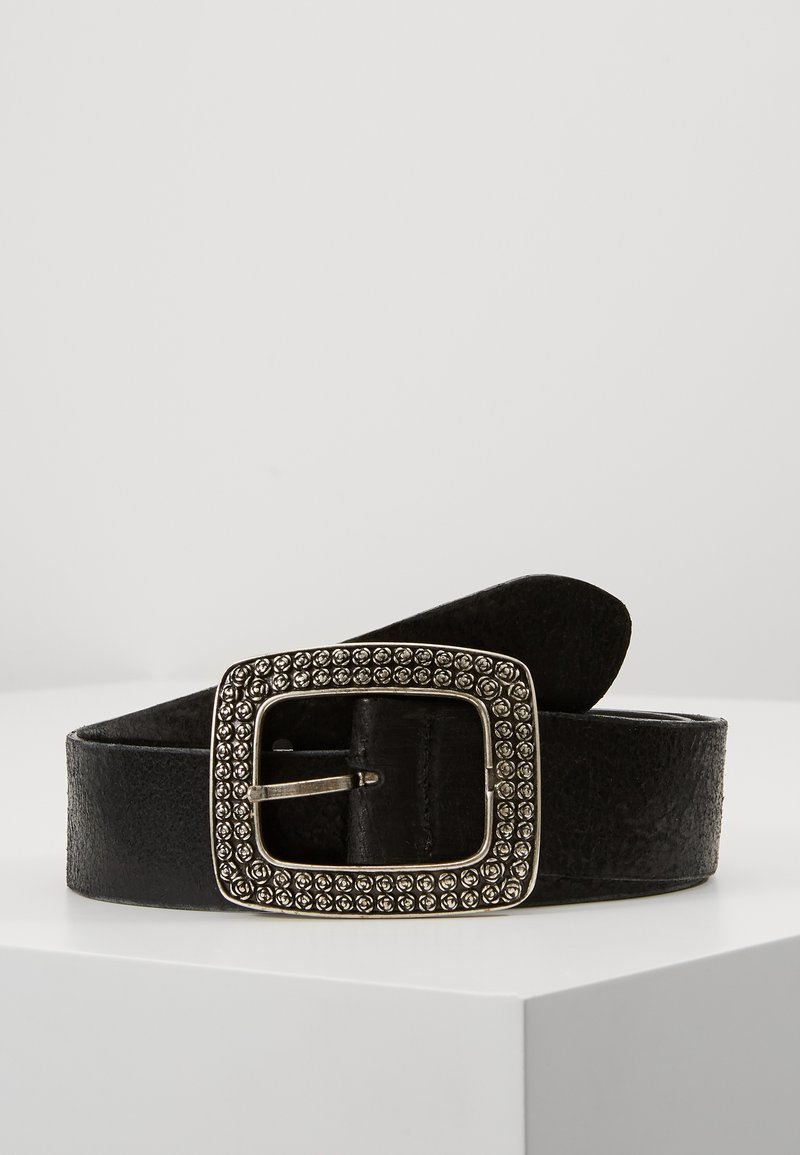 Cintura in pelle nera con una fibbia quadrata in metallo argentato decorata con una fila di piccoli chiodini. Texture liscia con una finitura leggermente invecchiata.